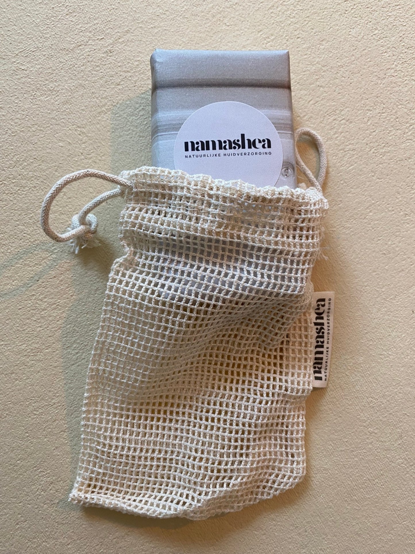 African Black Soap half in katoenen zeepnetje – Namashea sfeerfoto