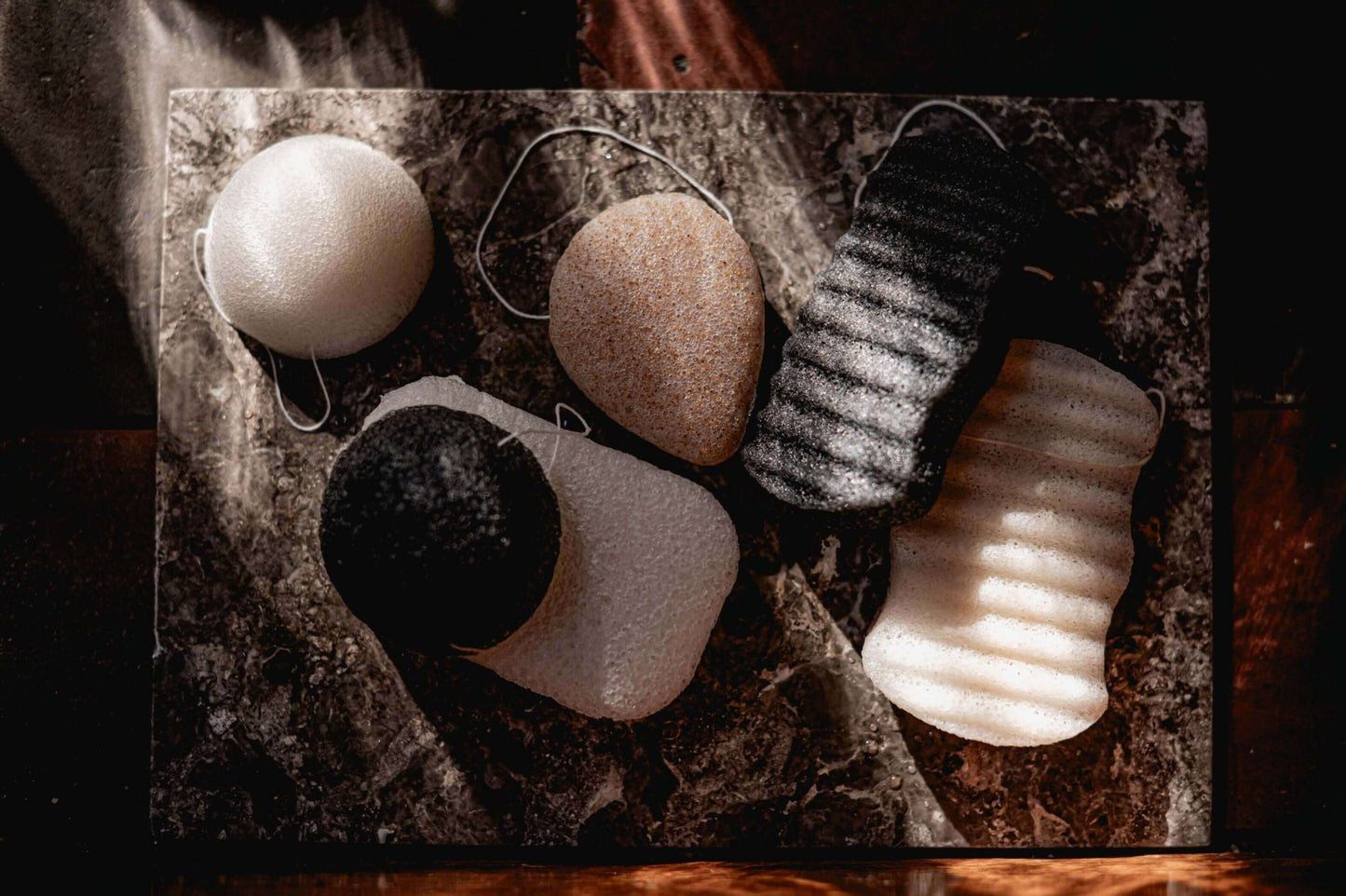 Namashea konjac sponzen in alle varianten, samen weergegeven als natuurlijke collectie op een zachte ondergrond