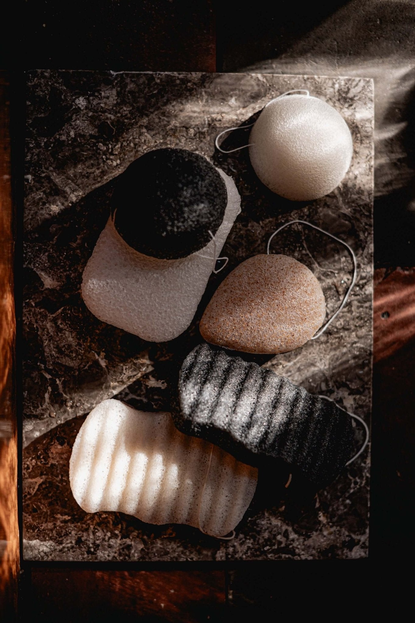 Namashea konjac sponzen in alle varianten, close-up vanuit een andere hoek op een zachte ondergrond.