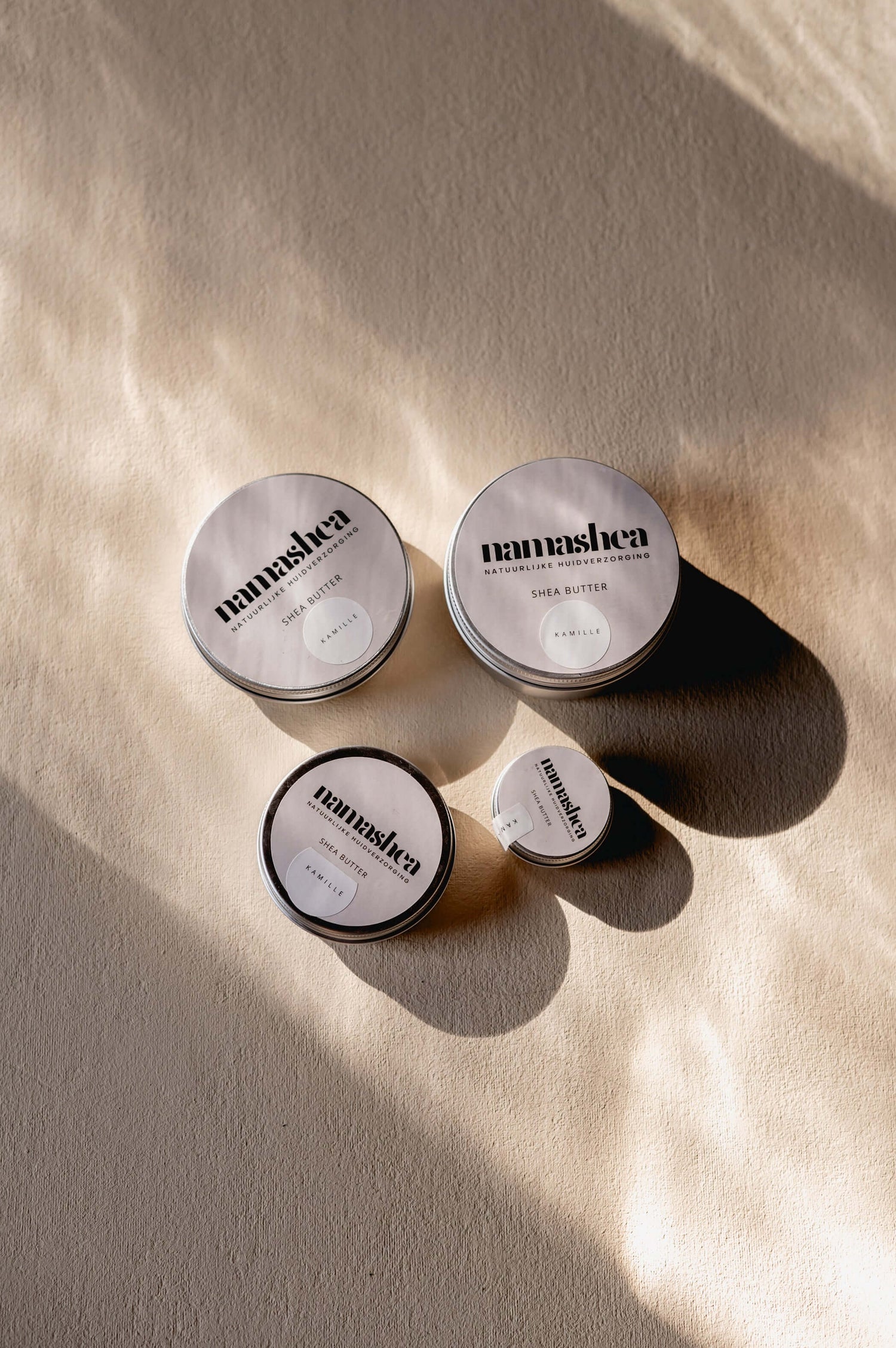 Bovenaanzicht blikken shea boter met kamilleolie