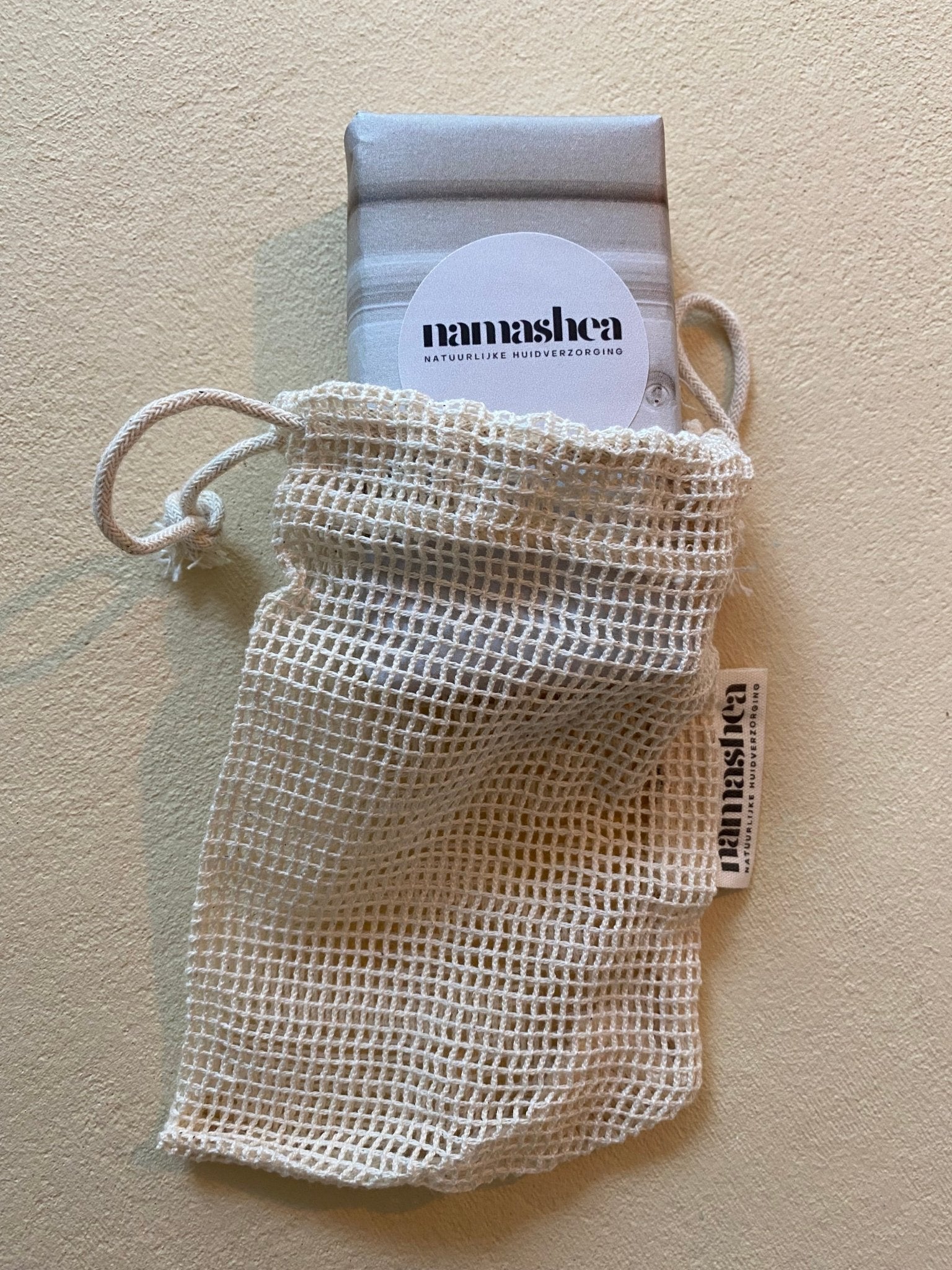 African Black Soap half in katoenen zeepnetje – Namashea sfeerfoto