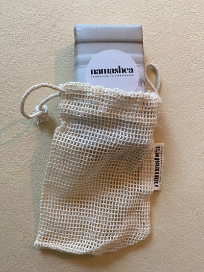 African Black Soap half in katoenen zeepnetje – Namashea sfeerfoto