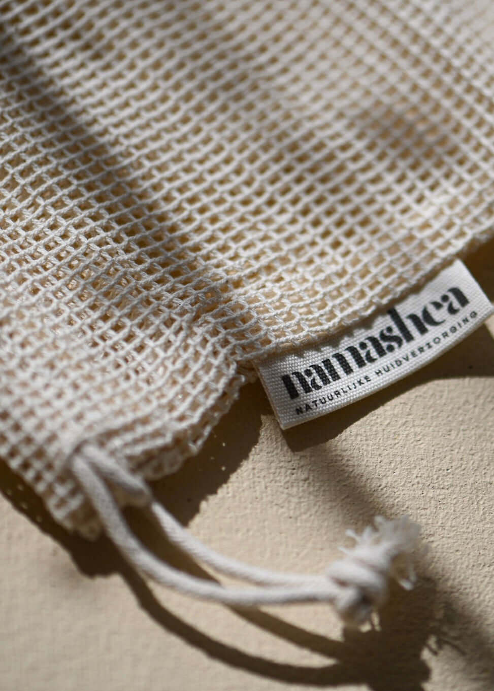 Namashea katoenen zeepnetje met zichtbaar label, close-up weergave van het duurzame verzorgingsaccessoire