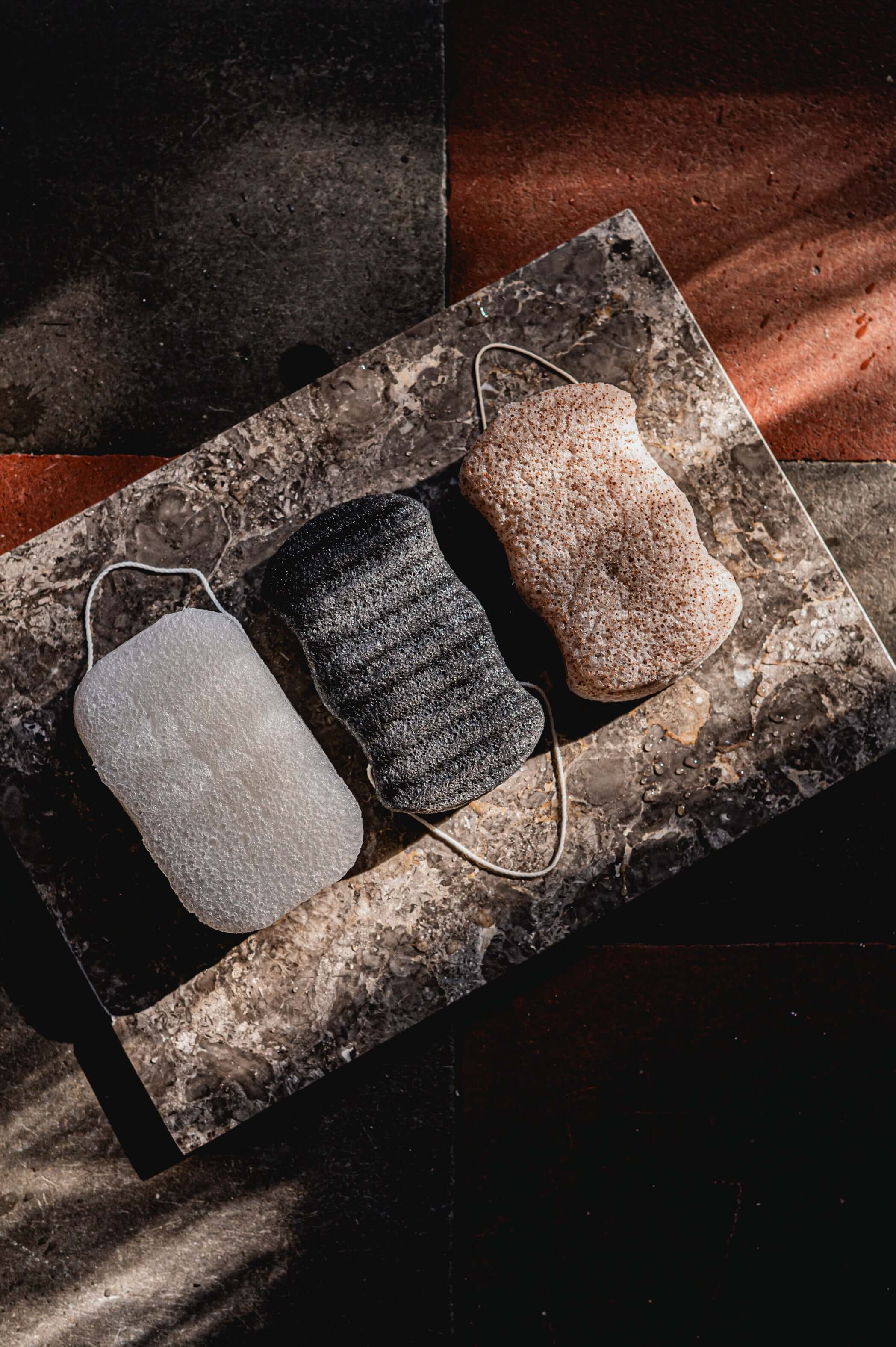 Bovenaanzicht van de 3 soorten lichaam konjac sponzen 