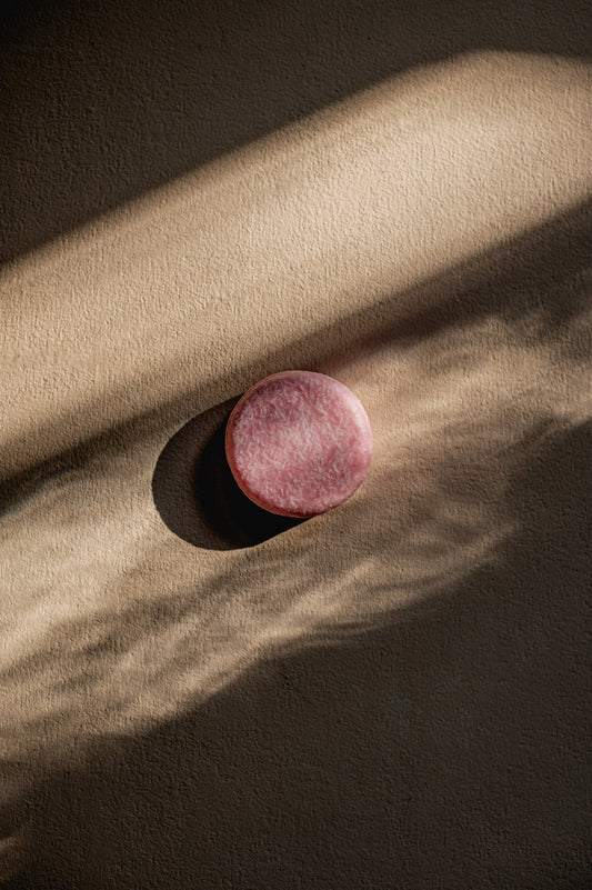 bovenaanzicht van de shampoo bar op beige achtergrond Namashea