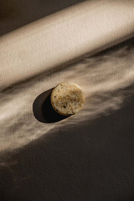 close up van shampoo bar in zon en schaduw achtergrond 