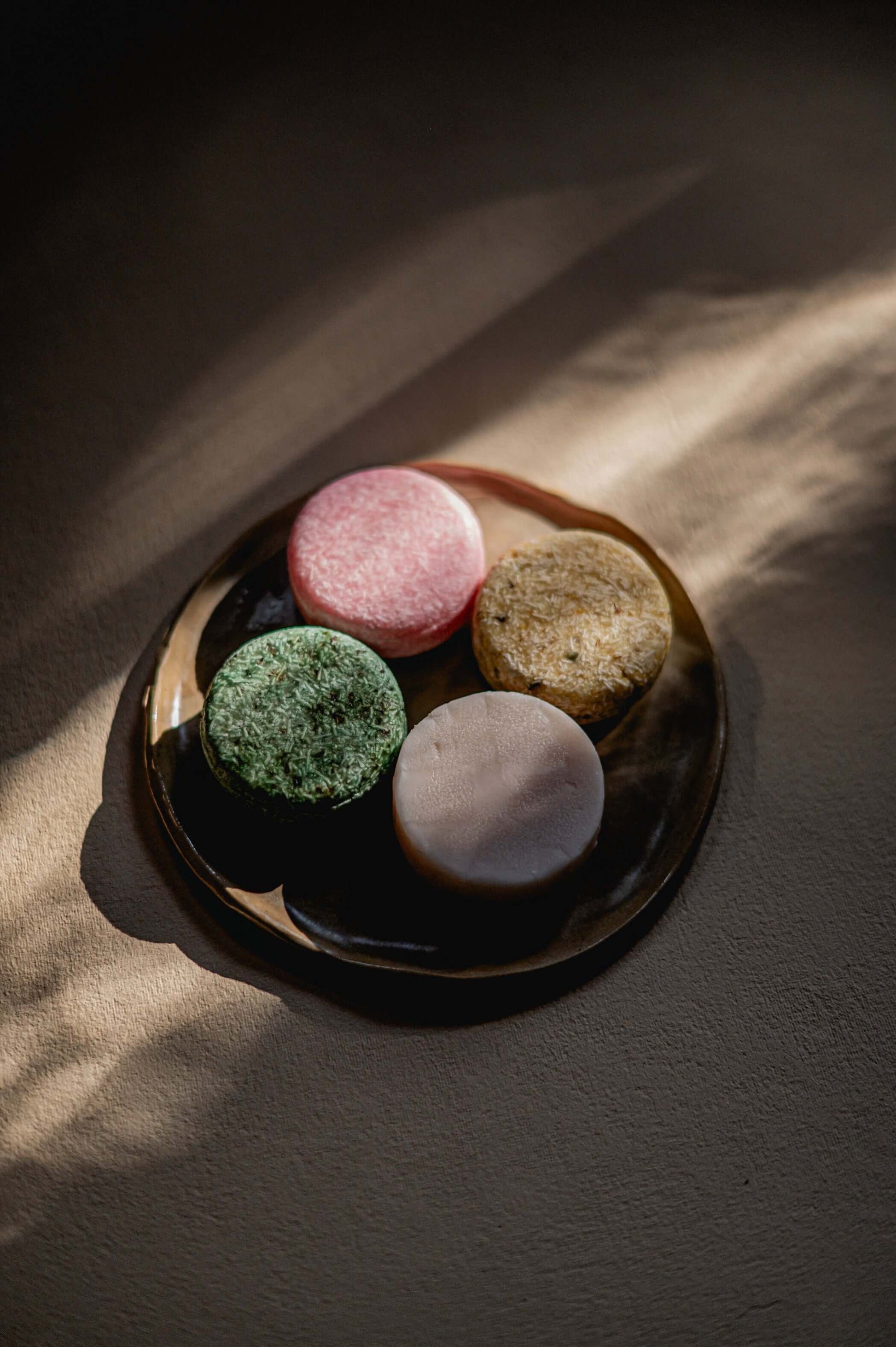 collectie shampoo en conditioner bars bovenaanzicht in mooi zon en schaduwlicht