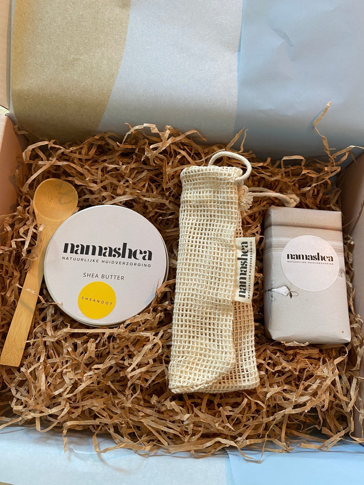 Open Namashea cadeaudoos met shea boter, zwarte zeep, houten lepeltje en zeepnetje – natuurlijke verzorgingsset