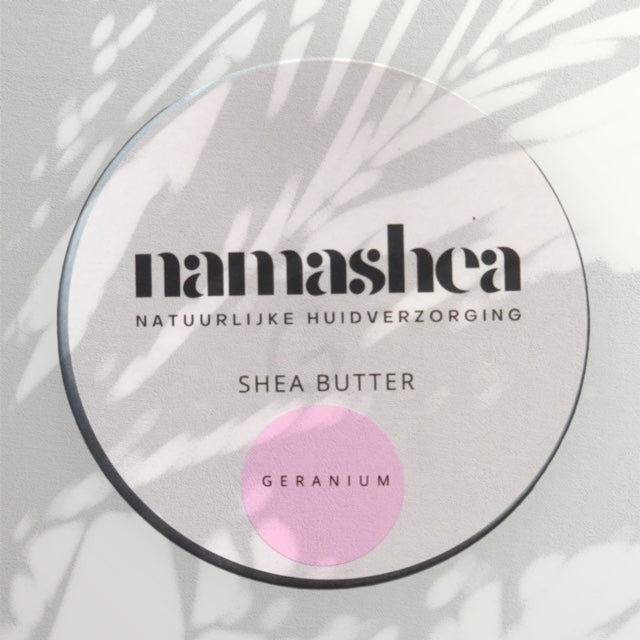 Etiket van Namashea met shea boter met geraniumolie 