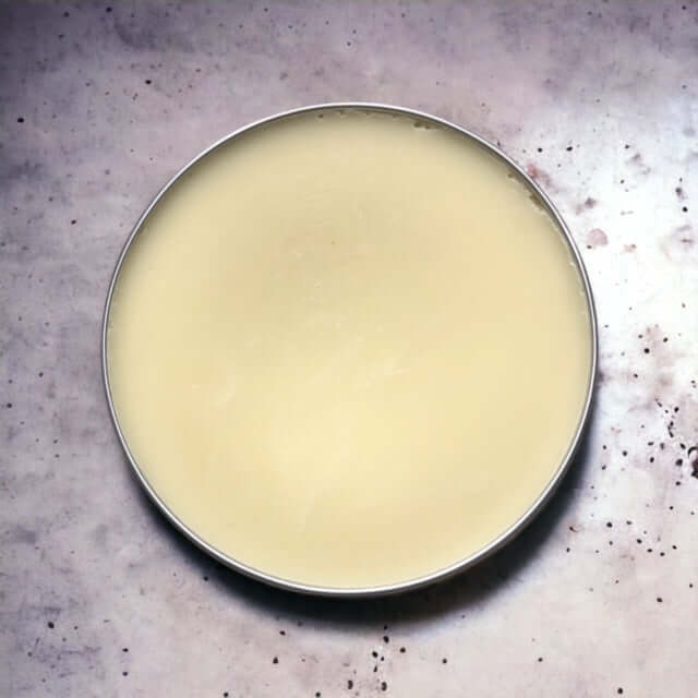 close up van open shea boter blik op beton achtergrond 