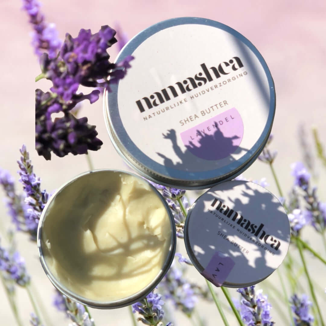 blikken shea boter van Namashea met lavendelolie met op de achtergrond lavendelbloemen