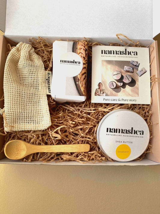 Luxe cadeaudoos van Namashea met African Black Soap 200 g, shea boter 100 ml, zeepnetje, houten lepeltje en kaartje in kraft opvulmateriaal.