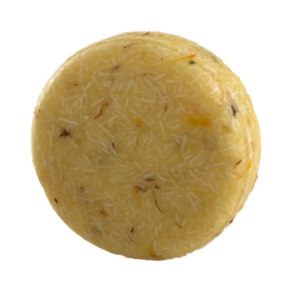 close up van de macademia shampoo bar op witte achtergrond in gele kleur 