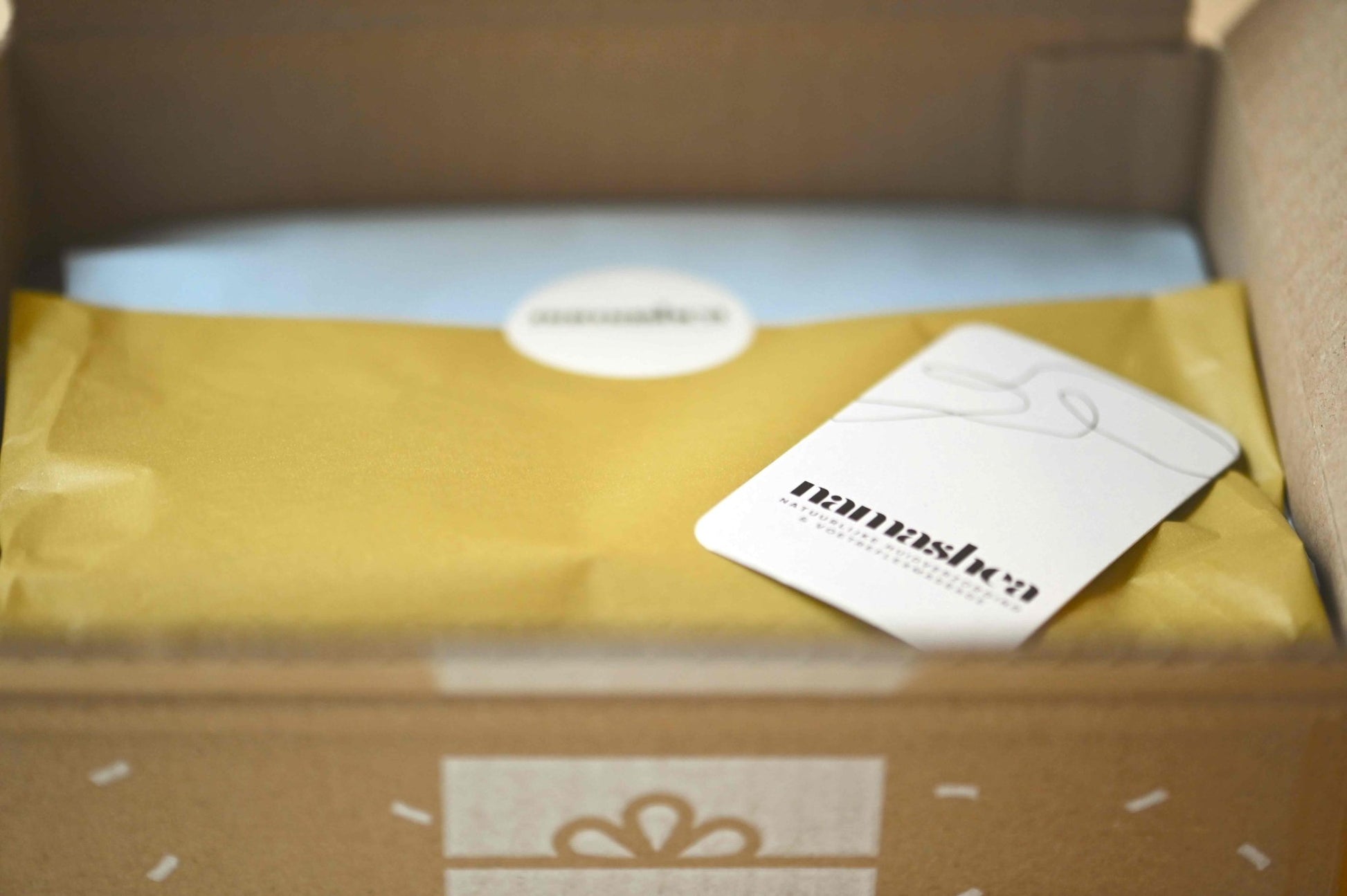 Namashea giftbox geopend – luxe verzorgingsproducten met kaartje